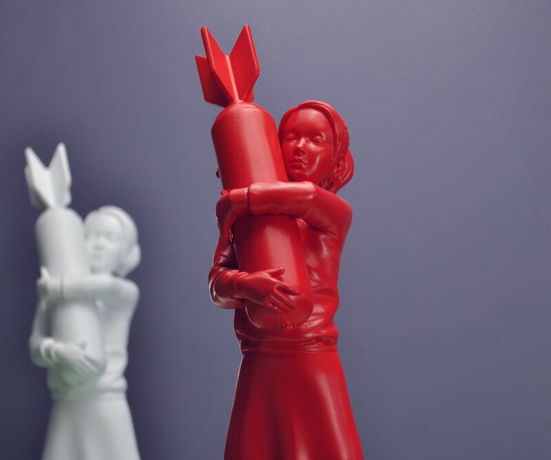 Banksy-Hugging-Bomb-Girl-Statue-Hugger-Hugging-Peace-Bomb-Girl-Art-Resin-Sculpture-Street-Art-Desi2gn